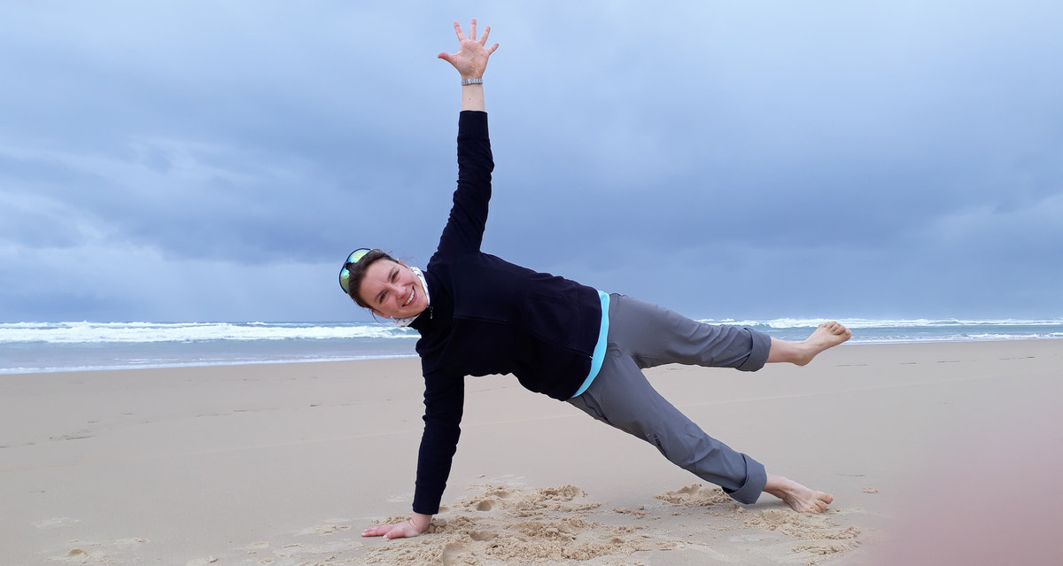 Pilates am Strand – Seitstütz mit ausgestrecktem Arm